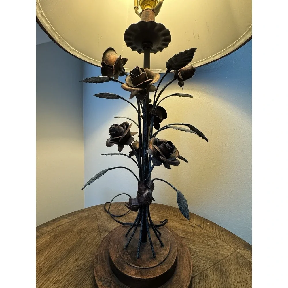 Vintage floral rose table lamp. Stunning. lamp shade.‎ bronze color